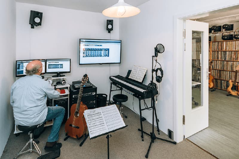 Einblick in die Unterrichtsräume und das schalldichte Tonstudio von Gitarrenlehrer Bernhard Welling in Hamburg Eimsbüttel