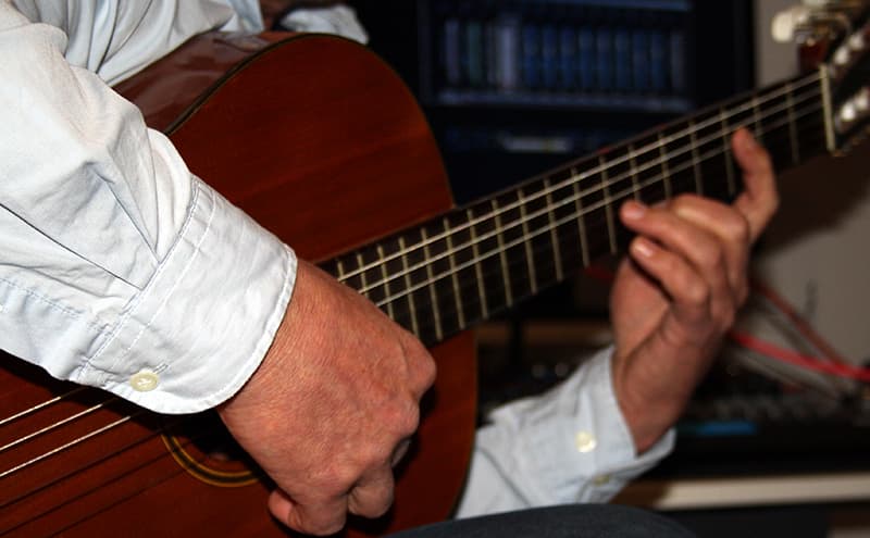 Gitarrenlehrer Bernhard Welling gibt Gitarrenunterricht